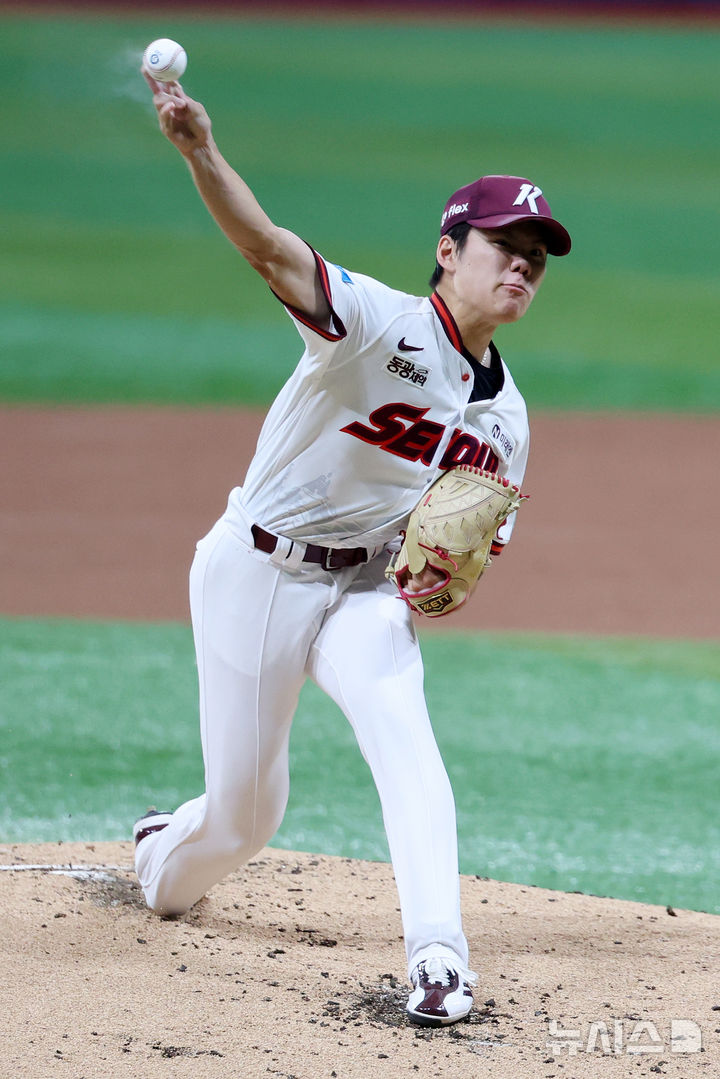 [서울=뉴시스] 조성우 기자 = 5일 오후 서울 구로구 고척스카이돔에서 열린 2026 KBO리그 두산 베어스와 키움 히어로즈의 경기, 키움 선발투수 김윤하가 역투하고 있다. 2026.07.05. xconfind@newsis.com