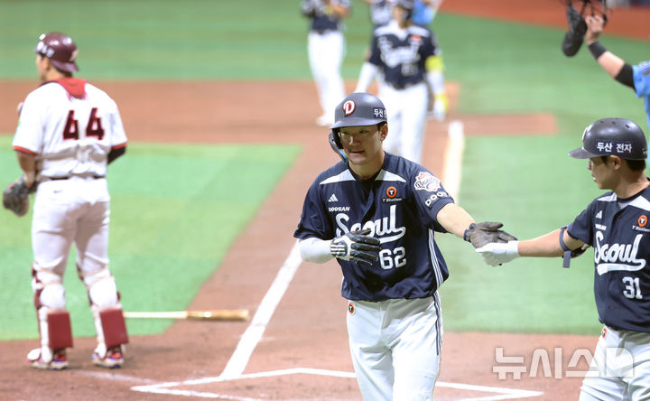[서울=뉴시스] 조성우 기자 = 5일 오후 서울 구로구 고척스카이돔에서 열린 2026 KBO리그 두산 베어스와 키움 히어로즈의 경기, 두산 2회초 공격 무사 주자 만루서 강승호의 1타점 희생플라이 때 3루 주자 안재석이 득점한 뒤 더그아웃으로 향하고 있다. 2026.07.05. xconfind@newsis.com