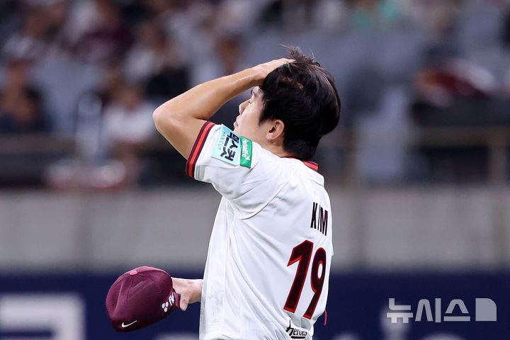 [서울=뉴시스] 조성우 기자 = 5일 오후 서울 구로구 고척스카이돔에서 열린 2026 KBO리그 두산 베어스와 키움 히어로즈의 경기, 키움 선발투수 김윤하가 두산 4회초 공격 1사 주자 2루서 정수빈의 내야땅볼 때 송구실책을 한 뒤 아쉬워하고 있다. 2026.07.05. xconfind@newsis.com