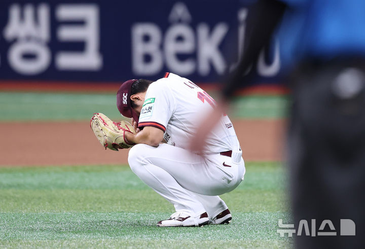 [서울=뉴시스] 조성우 기자 = 5일 오후 서울 구로구 고척스카이돔에서 열린 2026 KBO리그 두산 베어스와 키움 히어로즈의 경기, 키움 선발투수 김윤하가 두산 4회초 공격 1사 주자 2루서 정수빈의 내야땅볼 때 송구실책을 한 뒤 아쉬워하고 있다. 2026.07.05. xconfind@newsis.com