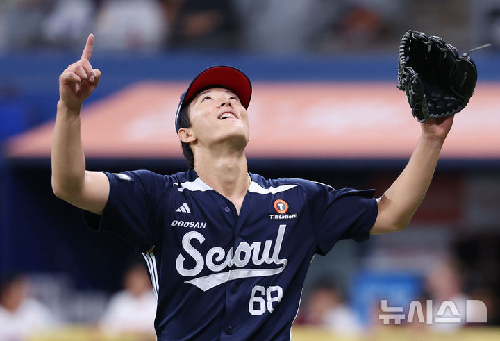 [서울=뉴시스] 조성우 기자 = 5일 오후 서울 구로구 고척스카이돔에서 열린 2026 KBO리그 두산 베어스와 키움 히어로즈의 경기, 두산 선발투수 최민석이 키움 6회말 공격에 세 타자 모두 범타처리한 뒤 마운드를 내려오며 세리머니하고 있다. 2026.07.05. xconfind@newsis.com