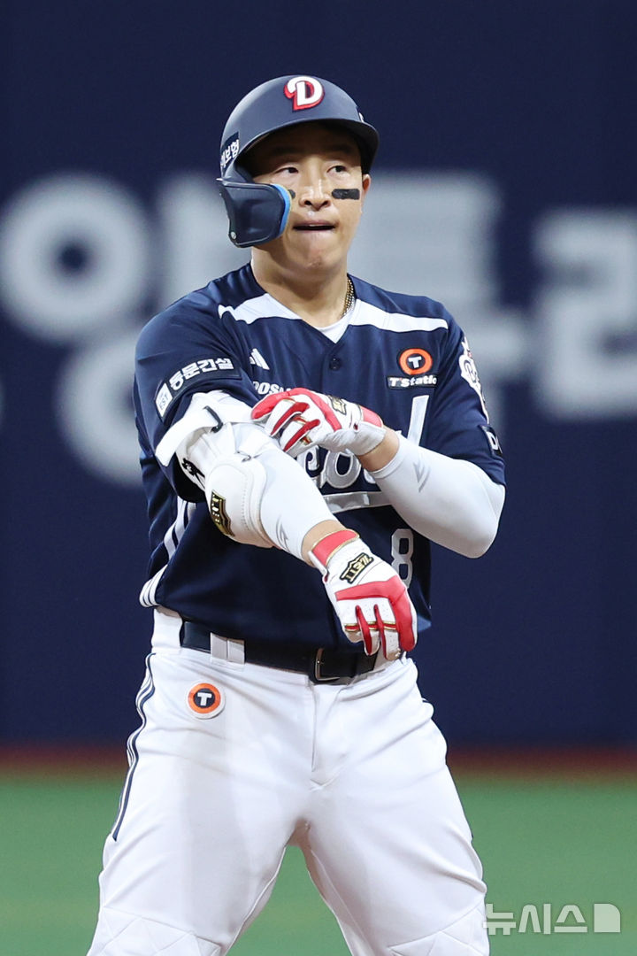 [서울=뉴시스] 조성우 기자 = 5일 오후 서울 구로구 고척스카이돔에서 열린 2026 KBO리그 두산 베어스와 키움 히어로즈의 경기, 두산 8회초 공격 2사 주자 1루서 손아섭이 1타점 2루타를 때린 뒤 출루하고 있다. 2026.07.05. xconfind@newsis.com