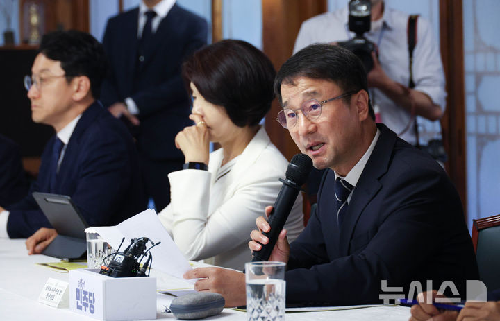 [서울=뉴시스] 고승민 기자 = 한병도 더불어민주당 대표 직무대행 겸 원내대표가 5일 오후 서울 종로구 삼청동 국무총리 서울공관에서 열린 고위당정협의회에 참석해 모두발언을 하고 있다. (공동취재) 2026.07.05. photo@newsis.com