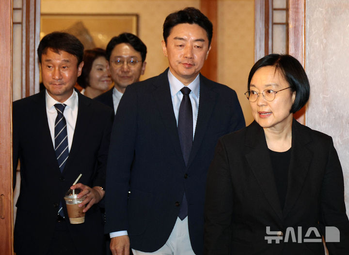 [서울=뉴시스] 고승민 기자 = 한성숙 국무총리, 강훈식 대통령비서실장, 한병도 더불어민주당 대표 직무대행 겸 원내대표가 5일 오후 서울 종로구 삼청동 국무총리 서울공관에서 열린 고위당정협의회에 참석하고 있다. (공동취재) 2026.07.05. photo@newsis.com