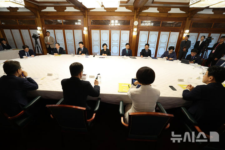 [서울=뉴시스] 고승민 기자 = 사진은 강훈식 대통령비서실장이 지난 5일 오후 서울 종로구 삼청동 국무총리 서울공관에서 열린 고위당정협의회에 참석해 모두발언을 하고 있는 모습. (공동취재) 2026.07.05. photo@newsis.com