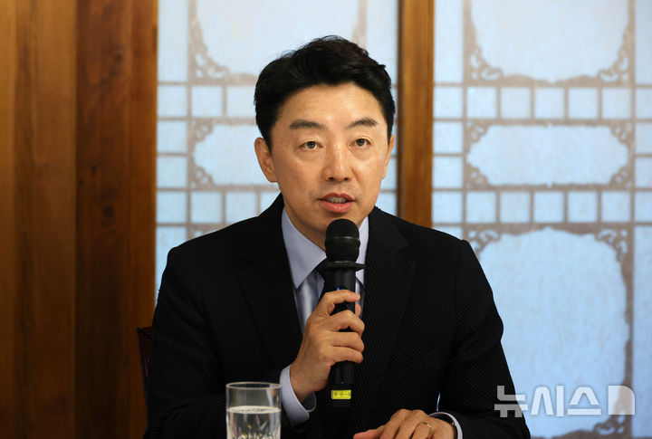 [서울=뉴시스] 고승민 기자 = 강훈식 대통령비서실장이 5일 오후 서울 종로구 삼청동 국무총리 서울공관에서 열린 고위당정협의회에 참석해 모두발언을 하고 있다. (공동취재) 2026.07.05. photo@newsis.com