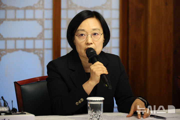 [서울=뉴시스] 고승민 기자 = 한성숙 국무총리가 5일 오후 서울 종로구 삼청동 국무총리 서울공관에서 열린 고위당정협의회에 참석해 모두발언을 하고 있다. (공동취재) 2026.07.05. photo@newsis.com