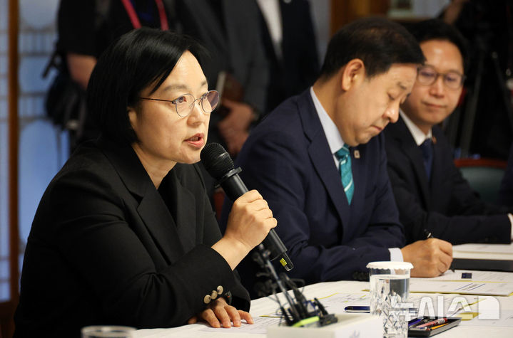 [서울=뉴시스] 고승민 기자 = 한성숙 국무총리가 5일 오후 서울 종로구 삼청동 국무총리 서울공관에서 열린 고위당정협의회에 참석해 모두발언을 하고 있다. (공동취재) 2026.07.05. photo@newsis.com