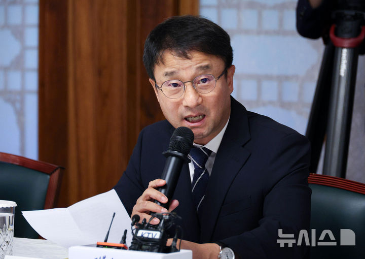 [서울=뉴시스] 고승민 기자 = 한병도 더불어민주당 대표 직무대행 겸 원내대표가 5일 오후 서울 종로구 삼청동 국무총리 서울공관에서 열린 고위당정협의회에 참석해 모두발언을 하고 있다. (공동취재) 2026.07.05. photo@newsis.com