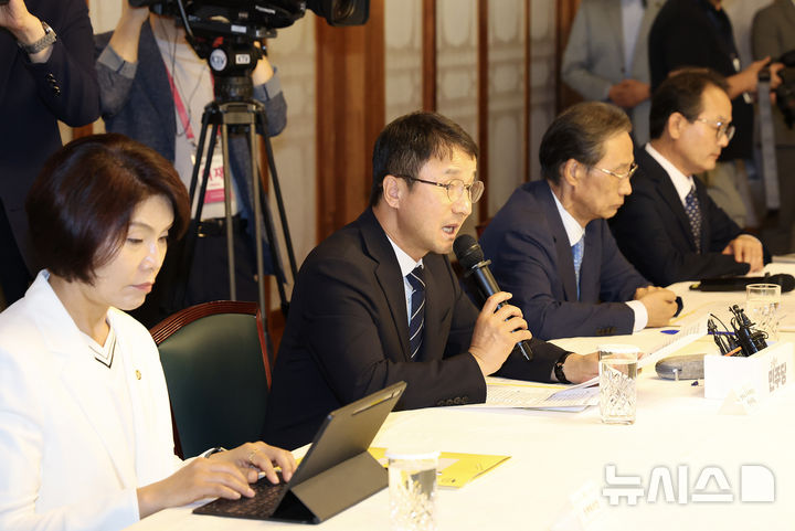 [서울=뉴시스] 고승민 기자 = 한병도 더불어민주당 대표 직무대행 겸 원내대표가 5일 오후 서울 종로구 삼청동 국무총리 서울공관에서 열린 고위당정협의회에 참석해 모두발언을 하고 있다. (공동취재) 2026.07.05. photo@newsis.com