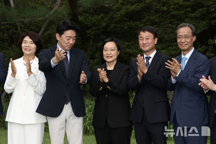 [서울=뉴시스] 고승민 기자 = 한성숙 국무총리, 강훈식 대통령비서실장, 한병도 더불어민주당 대표 직무대행 겸 원내대표가 5일 오후 서울 종로구 삼청동 국무총리 서울공관에서 열린 고위당정협의회 시작 전 기념사진을 촬영하고 있다. (공동취재) 2026.07.05. photo@newsis.com