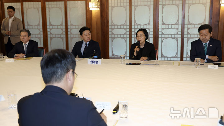 [서울=뉴시스] 고승민 기자 = 한성숙 국무총리가 5일 오후 서울 종로구 삼청동 국무총리 서울공관에서 열린 고위당정협의회에 참석해 모두발언을 하고 있다. (공동취재) 2026.07.05. photo@newsis.com