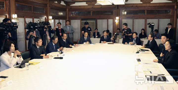 [서울=뉴시스] 고승민 기자 = 한성숙 국무총리가 5일 오후 서울 종로구 삼청동 국무총리 서울공관에서 열린 고위당정협의회에 참석해 모두발언을 하고 있다. (공동취재) 2026.07.05. photo@newsis.com