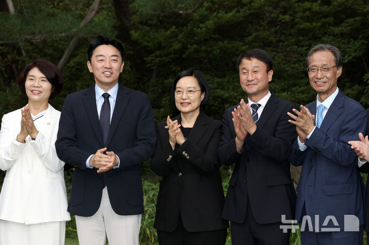 [서울=뉴시스] 고승민 기자 = 한성숙 국무총리, 강훈식 대통령비서실장, 한병도 더불어민주당 대표 직무대행 겸 원내대표가 5일 오후 서울 종로구 삼청동 국무총리 서울공관에서 열린 고위당정협의회 시작 전 기념사진을 촬영하고 있다. (공동취재) 2026.07.05. photo@newsis.com