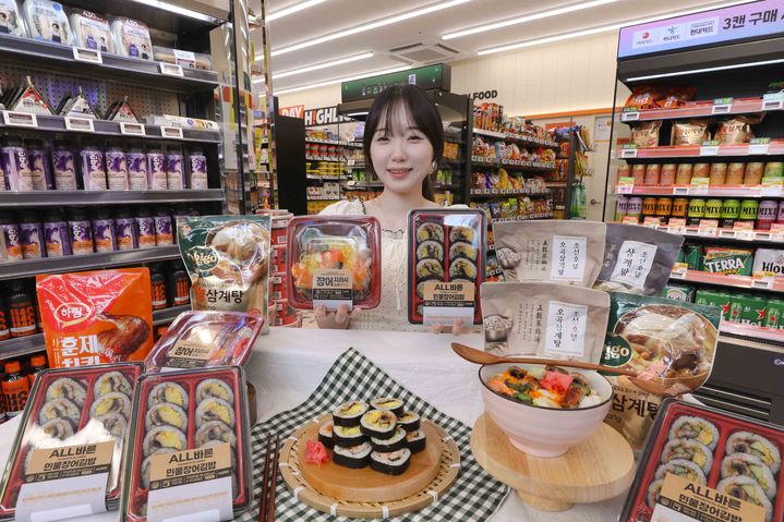 [서울=뉴시스] 이마트24가 초복(15일)을 앞두고 장어를 활용한 도시락과 김밥 등 여름철 보양식 상품을 선보인다. (사진=이마트24 제공) *재판매 및 DB 금지
