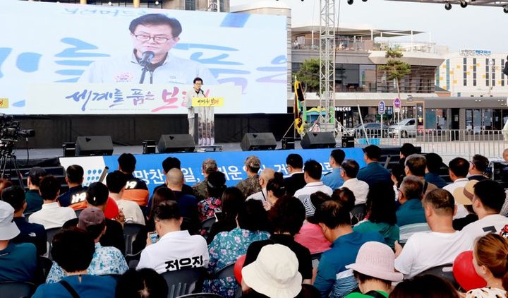 [보령=뉴시스] 대천해수욕장에서 인사말하는 엄승용 보령시장. (사진=보령시 제공) 2026.07.06. photo@newsis.com *재판매 및 DB 금지