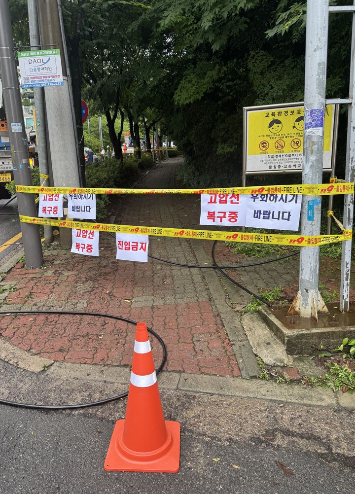 [전남광주=뉴시스] 6일 오전 5시50분께 전남광주통합특별시 남구 봉선동 일대에서 고압전선이 끊켜 한국전력공사가 긴급 보수 작업에 나서고 있다. (사진=남구 제공) 2026.07.06. photo@newsis.com *재판매 및 DB 금지