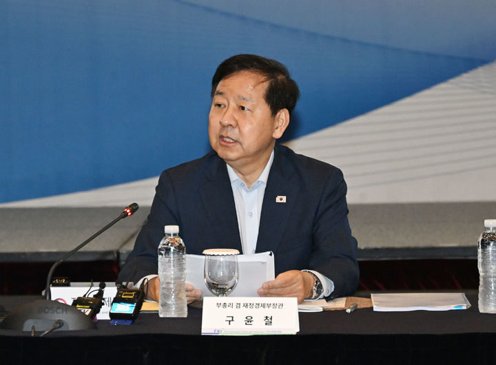 [세종=뉴시스] 구윤철 경제부총리 겸 재정경제부 장관이 6일 서울 중구 웨스틴조선호텔에서 열린 민관합동 '서비스산업 경쟁력 강화 TF 2차회의'를 주재, 모두발언을 하고 있는 모습. (사진=재경부 제공) 2026.07.06. photo@newsis.com *재판매 및 DB 금지