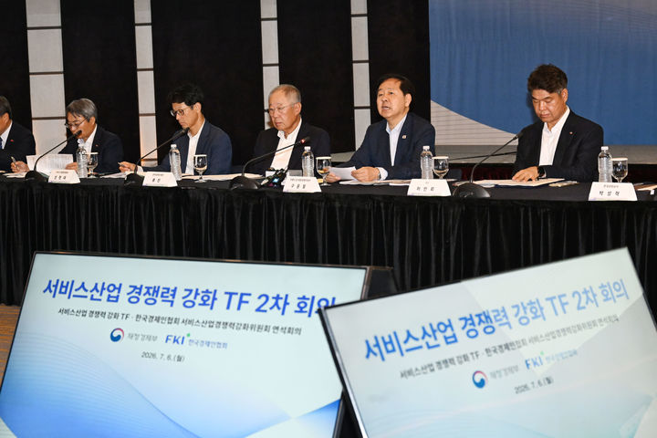 [세종=뉴시스] 구윤철 경제부총리 겸 재정경제부 장관이 6일 서울 중구 웨스틴조선호텔에서 열린 민관합동 '서비스산업 경쟁력 강화 TF 2차회의'를 주재, 모두발언을 하고 있는 모습. (사진=재경부 제공) 2026.07.06. photo@newsis.com *재판매 및 DB 금지