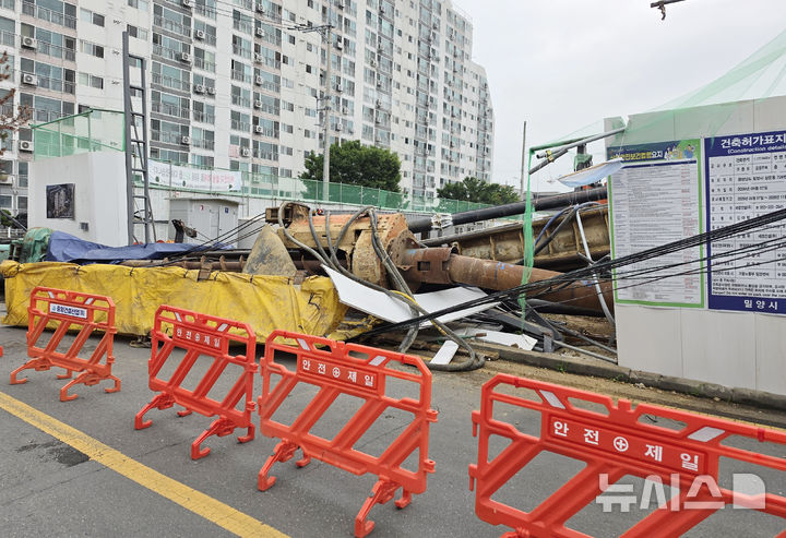 [밀양=뉴시스] 6일 오전 8시50분께 경남 밀양시 삼문동 한 임대아파트 건설현장 기초공사에 투입된 항타기(말뚝 박기용 크레인)가 이동 중 옆으로 넘어지는 사고가 발생했다. 이 사고로 삼문동 일대 정전 발생해 한전에서 긴급 복구 중에 있다. 2026.07.06. alk9935@newsis.com 
