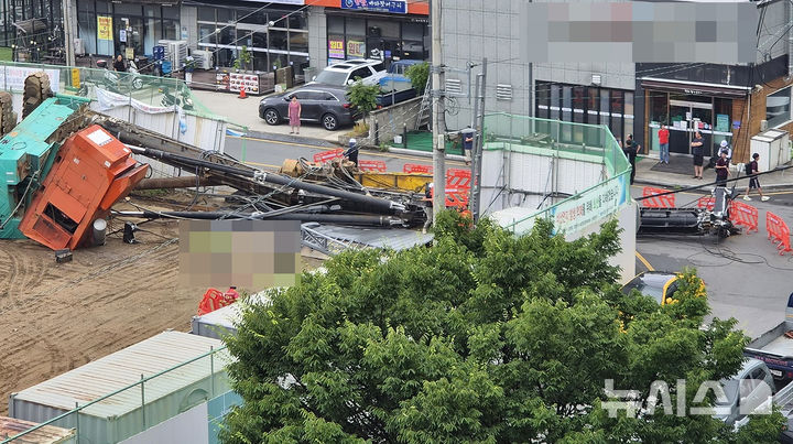 [밀양=뉴시스] 6일 오전 8시50분께 경남 밀양시 삼문동 한 임대아파트 건설현장 기초공사에 투입된 항타기(말뚝 박기용 크레인)가 이동 중 옆으로 넘어지는 사고가 발생했다. 이 사고로 삼문동 일대 정전 발생해 한전에서 긴급 복구 중에 있다. 2026.07.06. alk9935@newsis.com 