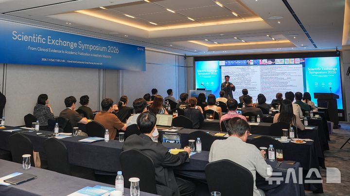 [서울=뉴시스] 휴젤은 지난 4일 서울 강남구 그랜드 인터컨티넨탈 서울 파르나스에서 국내 의료진 40명을 대상으로 '휴젤 학술 연구 심포지엄'을 진행했다고 6일 밝혔다. (사진=휴젤 제공) 2026.07.06. photo@newsis.com