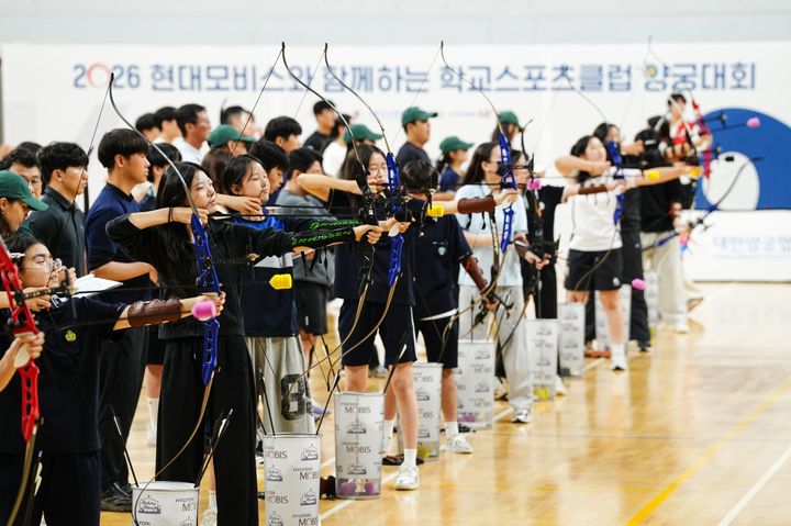 [서울=뉴시스] 지난 5일 충남 천안 남서울대학교에서 열린 ‘2026 현대모비스와 함께하는 학교스포츠클럽 양궁대회’에 참가한 학생들이 시위를 겨누고 있다. (사진=현대모비스 제공) 2026.7.6. photo@newsis.com *재판매 및 DB 금지