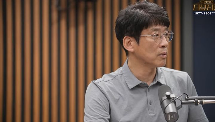 신동호 전 문재인 정부 청와대 연설비서관이 5일 탁현민 전 청와대 의전비서관이 진행하는 유튜브 프로그램 ‘탁현민의 더 뷰티풀’에 출연해 발언을 하고 있다. (사진=유튜브 채널 김어준의 겸손은힘들다 뉴스공장 '탁현민의 더뷰티플' 캡처) *재판매 및 DB 금지