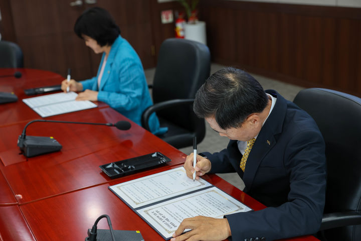 [세종=뉴시스] 이병우 한국마사회 부회장(오른쪽)과 전영의 한국보훈복지의료공단 사업이사가 업무협약서에 서명하고 있다. (사진=마사회 제공) *재판매 및 DB 금지
