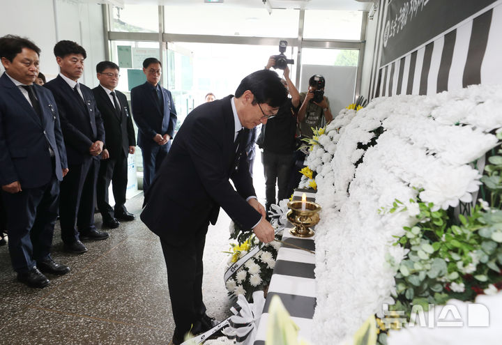[청주=뉴시스] 이장섭 충북 청주시장과 청주시 간부 공무원들이 6일 오전 시청 임시청사에 마련된 오송참사 임시분향소에서 참사 3주기 참배를 하고 있다. (사진=청주시 제공) 2026.07.06. photo@newsis.com *재판매 및 DB 금지