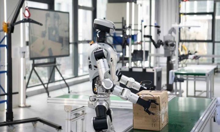 [서울=뉴시스] 2025년 12월 4일 안후이성 허페이의 휴머노이드 로봇 훈련 센터에서 로봇이 상자 운반 훈련을 하고 있다.(출처: 글로벌 타임스)2026.07.06. *재판매 및 DB 금지