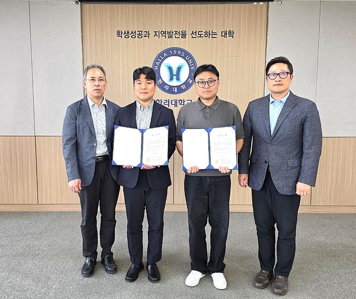 [원주=뉴시스] 후배들을 위한 나눔을 실천한 스포츠학과 동문들에게 감사장을 수여하고 있다. (사진=한라대학교 제공) 2026.07.06. photo@newsis.com *재판매 및 DB 금지