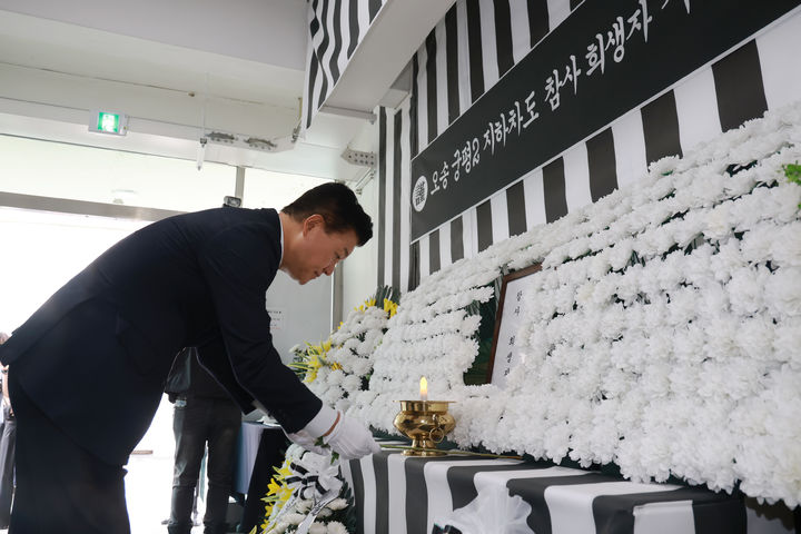 [청주=뉴시스] 6일 충북 청주시청 1임시청사 내 오송참사 시민분향소에서 신용한 충북지사가 헌화하고 있다. (사진=충북도 제공) 2026.07.06. photo@newsis.com *재판매 및 DB 금지