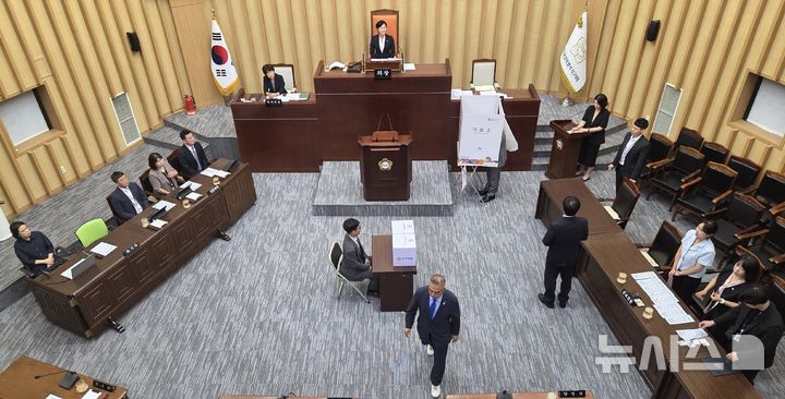 [전남광주=뉴시스] 이현행 기자 = 6일 오전 전남광주통합특별시 서구의회에서 제341회 임시회 제1차 본회의 중 제10대 서구의회 전반기 의장 선거가 열리고 있다. 2026.07.06. lhh@newsis.com