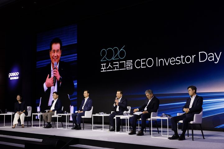 [서울=뉴시스] 장인화 포스코그룹 회장이 지난 2일 열린 'CEO 인베스터데이'에서 투자가들의 질문에 답하고 있다. (사진=포스코홀딩스 제공) 2026.07.06 photo@newsis.com *재판매 및 DB 금지