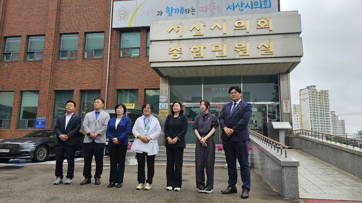[서산=뉴시스] 김덕진 기자=충남 서산시의회 더불어민주당 7명 의원 전원이 6일 임시회 도중 건물 밖으로 나와 원구성 관련 긴급 기자회견을 갖고 있다. 2026.07.06. spark@newsis.com *재판매 및 DB 금지