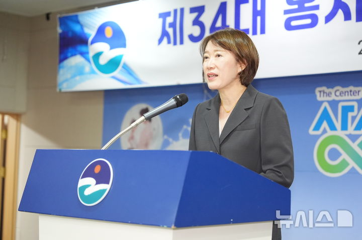 [음성=뉴시스] 홍지연 34대 충북 음성군 부군수가 6일 군청 대회의실에 열린 부군수 취임식에서 직원들에게 인사말을 전하고 있다. (사진=음성군 제공) 2026.07.06. photo@newsis.com