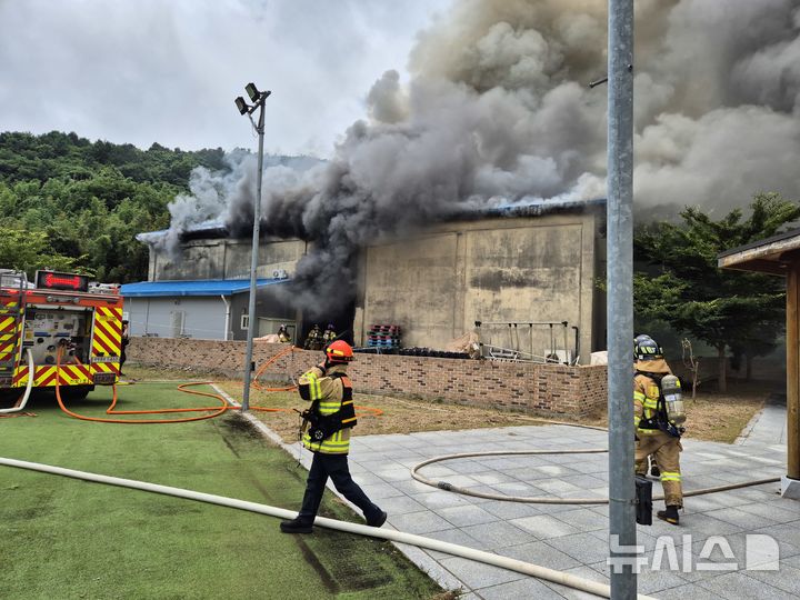 [진도=뉴시스] 6일 낮 12시19분께 전남광주 진도군 한 창고에서 불이 나 소방 당국이 진화 작업을 벌이고 있다. (사진 = 전남소방본부 제공) 2026.07.06. photo@newsis.com 