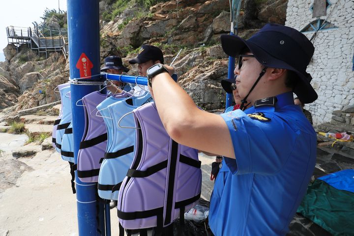 [부산=뉴시스] 구명조끼 무료 대여소 운영 모습 (사진=부산해경 제공) 2026.07.06. photo@newsis.com *재판매 및 DB 금지