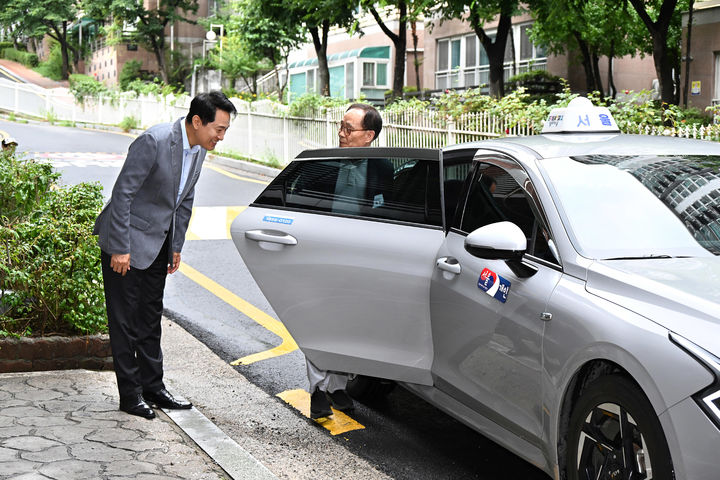 [서울=뉴시스]오세훈 서울시장이 6일 서대문구 시립서대문노인종합복지관에서 방문 어르신과 동행 온다콜택시를 호출한 뒤 배웅하고 있다. (사진=서울시 제공) 2026.07.06. photo@newsis.com *재판매 및 DB 금지 *재판매 및 DB 금지