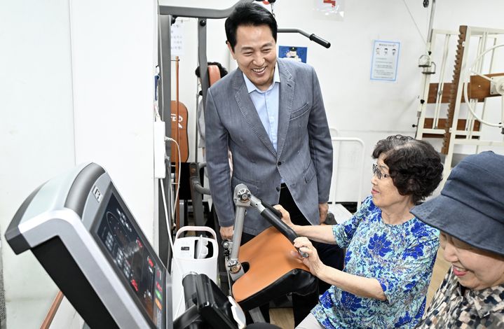 [서울=뉴시스]오세훈 서울시장이 6일 서대문구 시립서대문노인종합복지관을 찾아 어르신들과 인사를 나누고 있다. (사진=서울시 제공) 2026.07.06. photo@newsis.com *재판매 및 DB 금지 *재판매 및 DB 금지