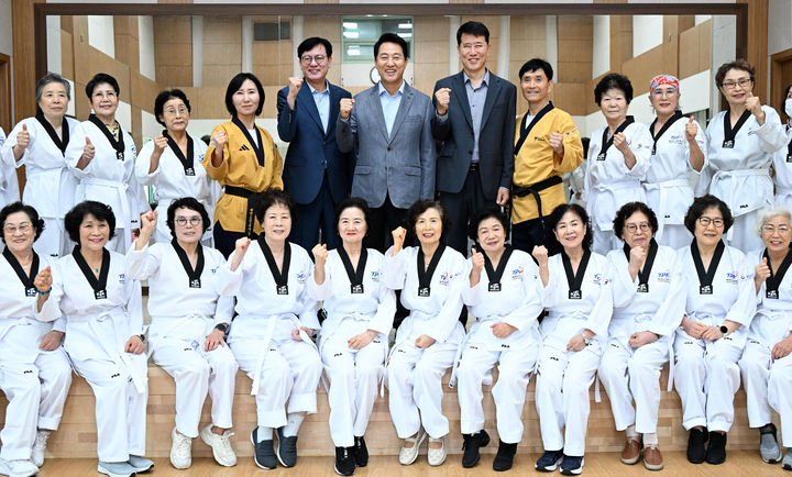 [서울=뉴시스]오세훈 서울시장이 6일 서대문구 시립서대문노인종합복지관을 찾아 어르신들과 기념촬영을 하고 있다. (사진=서울시 제공) 2026.07.06. photo@newsis.com *재판매 및 DB 금지 *재판매 및 DB 금지