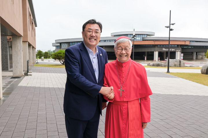 [당진=뉴시스] 김기재(왼쪽) 당진시장이 지난 5일 여름 휴가 기간 중 김대건 신부 축일(7월5일)을 기념해 솔뫼성지를 찾아 미사를 접전한 유흥식 추기경을 만나 기념 사진을 찍고 있다. (사진=당진시 제공) 2026.07.06. photo@newsis.com *재판매 및 DB 금지