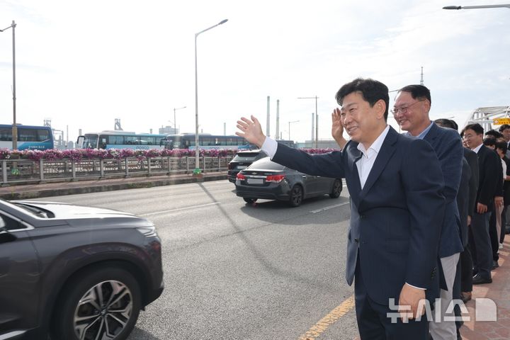 [포항=뉴시스] = 6일 포항시 남구 형산교에서 박용선 시장과 간부 공무원이 출근하는 포항철강공단 근로자를 격려하고 있다. (사진=포항시 제공) 2026.07.06. photo@newsis.com