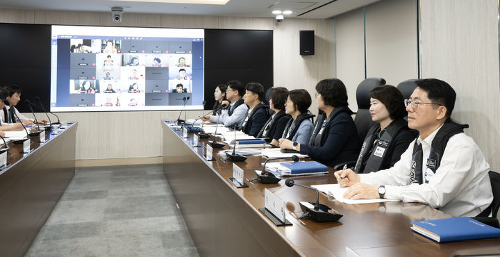 [서울=뉴시스] 황종우 해양수산부 장관은 6일 확대간부회의에서 해수부 본부 간부와 소속기관장들과 함께 구명조끼를 착용하고 '구명조끼 海주세요' 캠페인에 참여했다. (사진=해양수산부 제공) 2026.07.06. photo@newsis.com *재판매 및 DB 금지