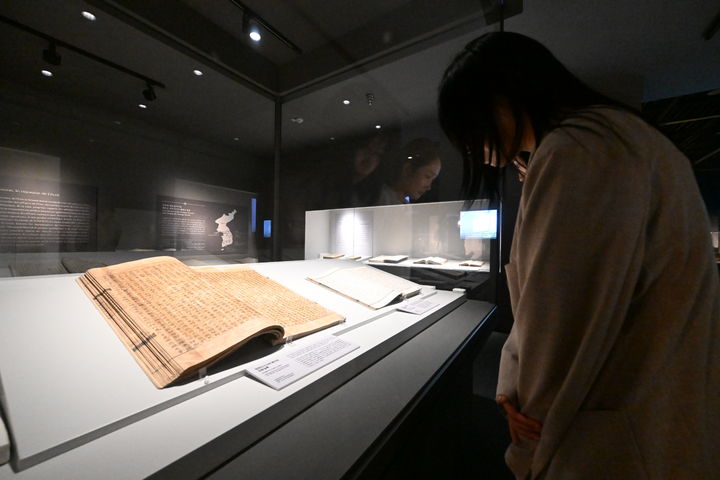 [부산=뉴시스] 6일 부산광역시 남구 부산박물관에서 열린 특별전 '조선의 기록과 문화, 만세(萬世)에 전하노니' 언론공개회 현장 (사진=국가유산청 제공) 2026.07.06. photo@newsis.com *재판매 및 DB 금지