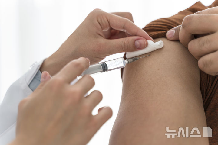 [서울=뉴시스] 급성호흡기감염증인 호흡기세포융합바이러스(RSV)가 신생아와 노인, 만성질환자에게는 치명적인 질환으로 알려진 가운데, 제약바이오 기업들이 예방백신 등에 대한 개발에 나섰다. (사진=유토이미지) 2026.08.18. photo@newsis.com
