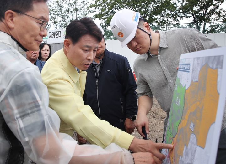[대전=뉴시스] 조명휘 기자 = 전문학 대전 서구청장이 6일 오전 정림동 자연재해위험개선지구 현황을 살피고 있다. (사진= 서구청 제공) 2026.07.06. photo@newsis.com *재판매 및 DB 금지