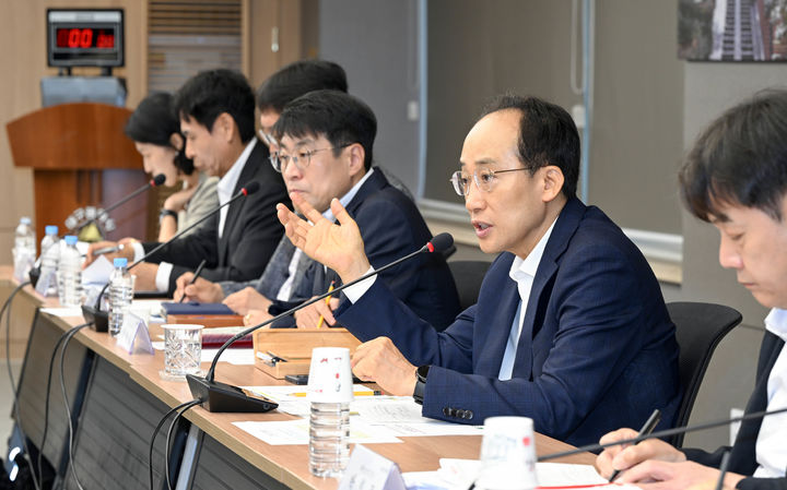 [대구=뉴시스]추경호 대구시장이 6일 오전 시청 동인청사에서 간부회의를 주재하고 있다(사진=대구시 제공) 2026.07.06 photo@newsis.com *재판매 및 DB 금지