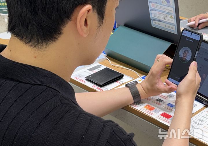 [서울=뉴시스]서울 을지로의 한 SK텔레콤 대리점에서 휴대전화 개통을 위한 안면인증 절차를 진행하고 있는 모습. (사진=윤현성 기자)